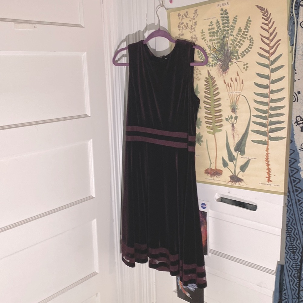 Calvin Klein size 8 women’s purple velvet cocktail dress